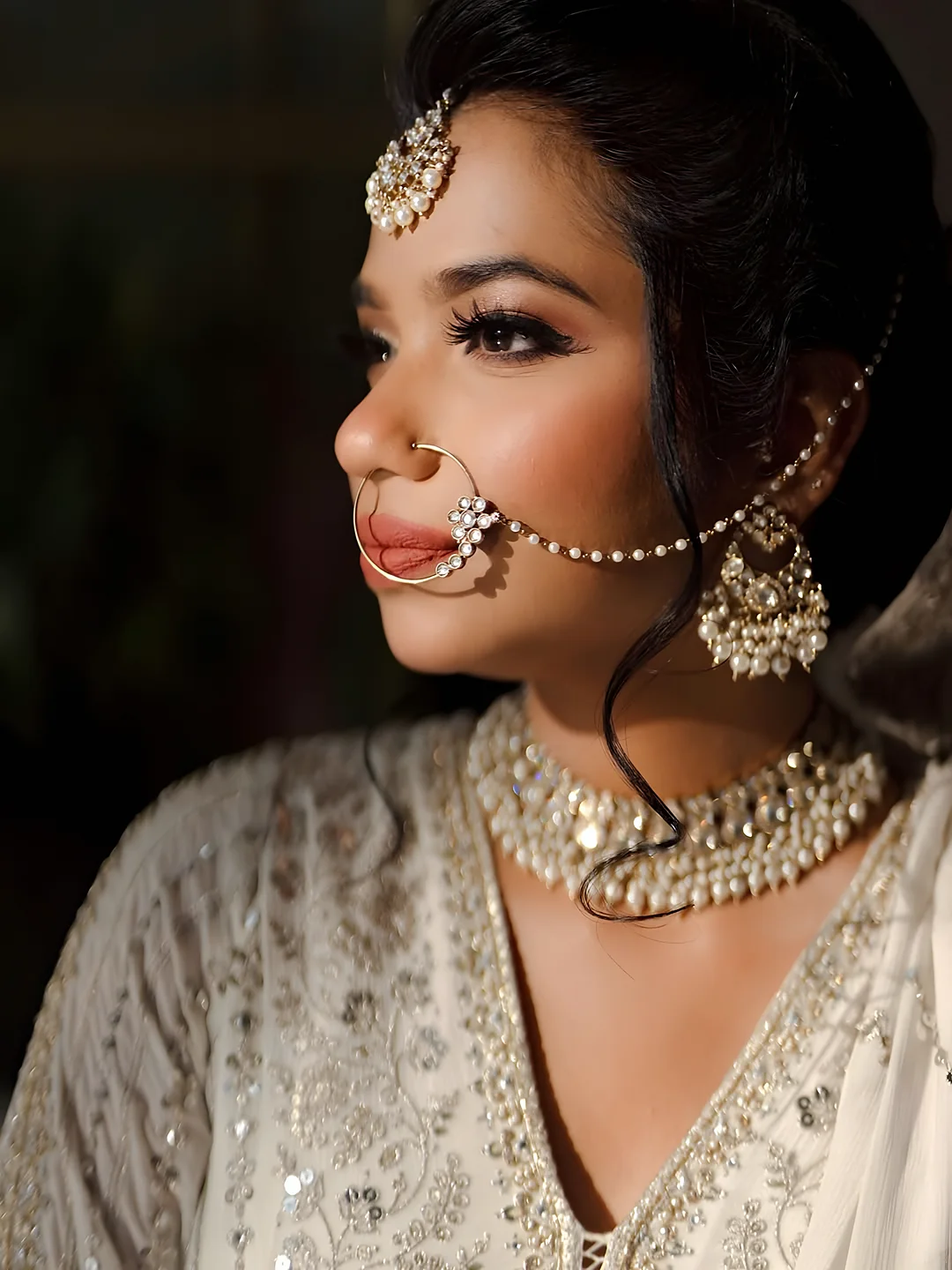 Bride with a nath and maang tikka